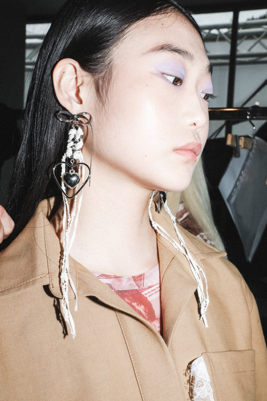 Orecchini pendenti intrecciati con fiocco e cuori