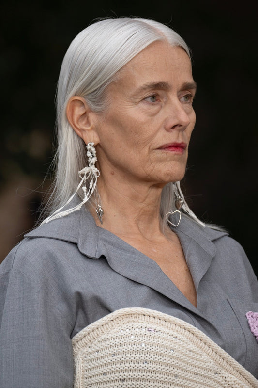 Orecchini pendenti con lacci e charms cuore